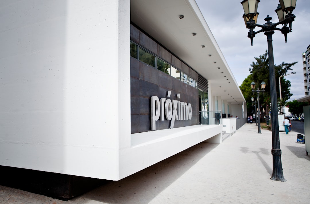 Porta de Enrolar para Loja: Como Escolher o Modelo Ideal